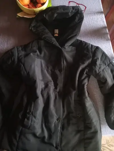Parka negra con capucha - miniatura 1