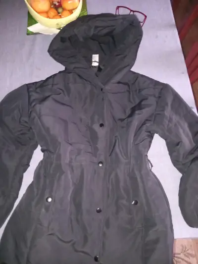 Parka negra con capucha - miniatura 2