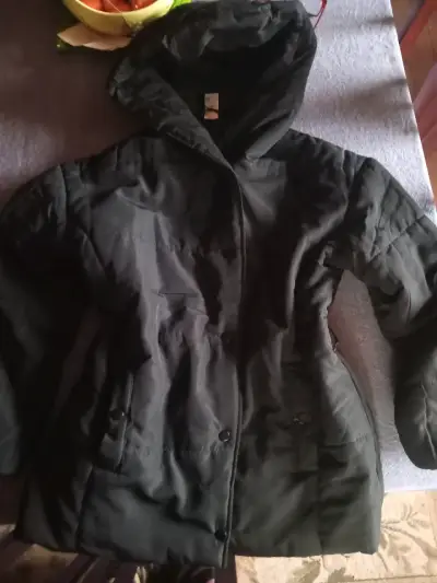 Parka negra con capucha - miniatura 3