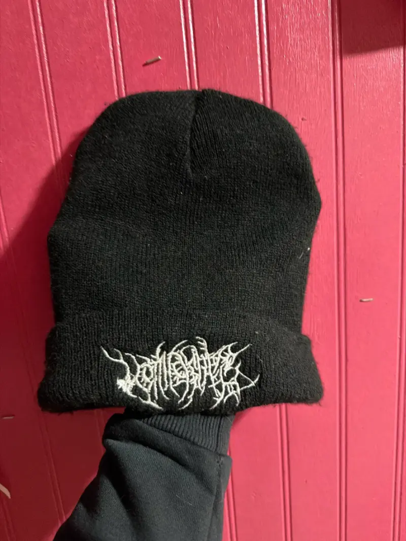 Gorro negro bordado