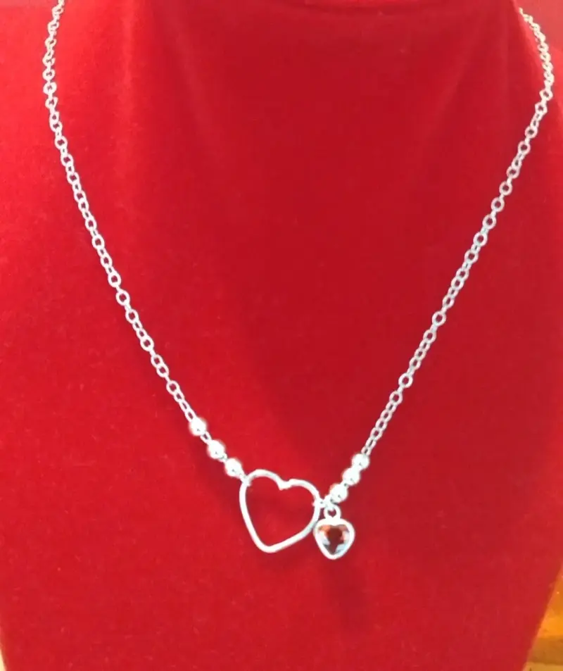 Collar de plata con corazon- punto de luz rojo
