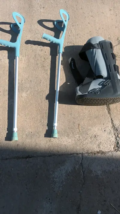 Muletas ajustables celestes y bota inmobilizadora - miniatura 2