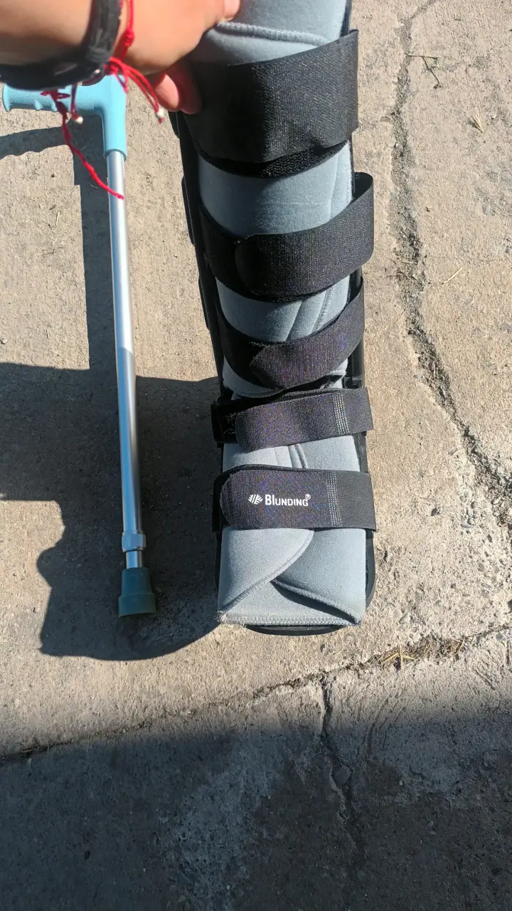 Muletas ajustables celestes y bota inmobilizadora - 3