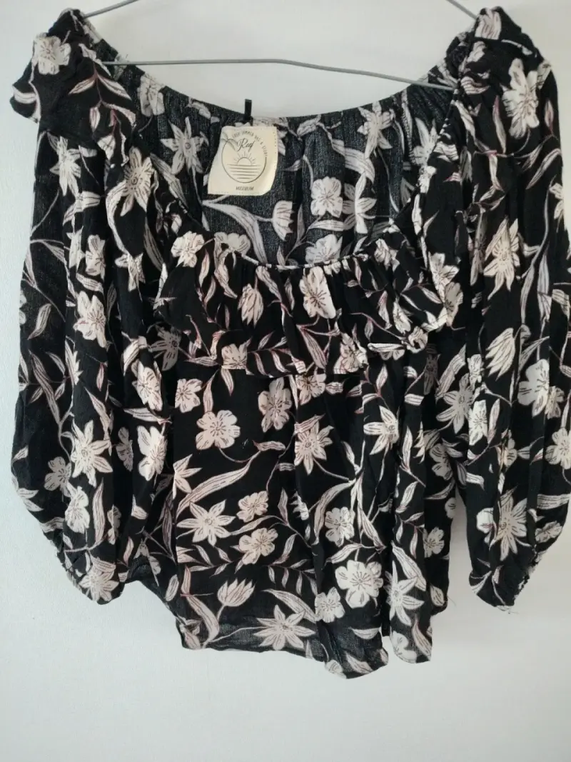 Blusa floreada negra