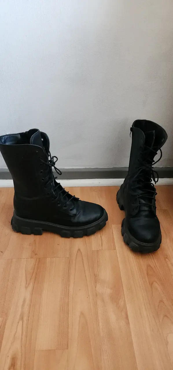 Botas negras estilo milico - 1