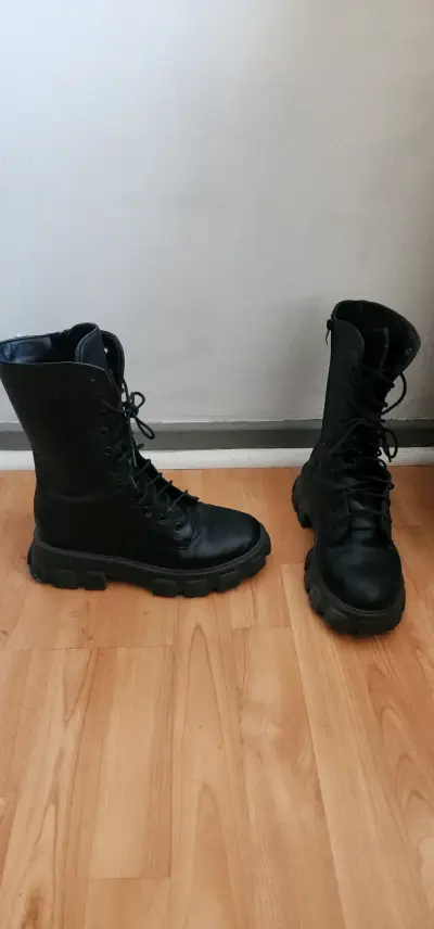 Botas negras estilo milico - miniatura 1
