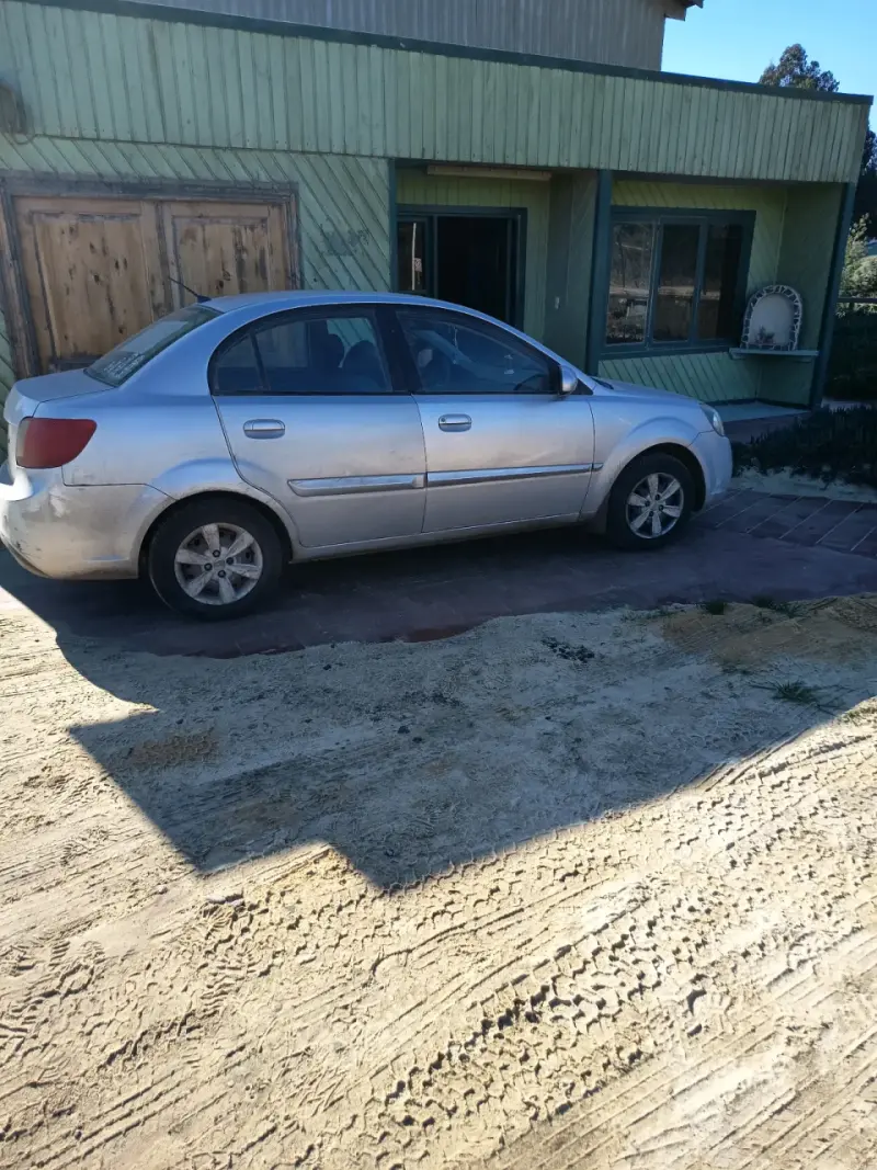 Auto Kia año 2010 - 3