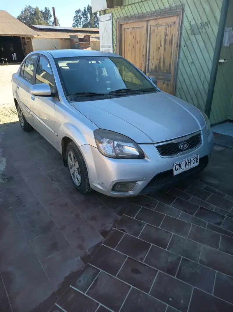 Auto Kia año 2010 - 4