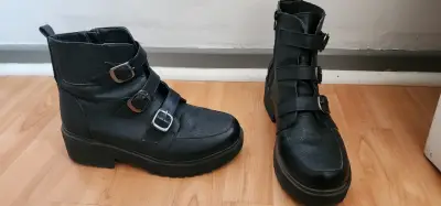 Botas negras con hebillas - miniatura 1