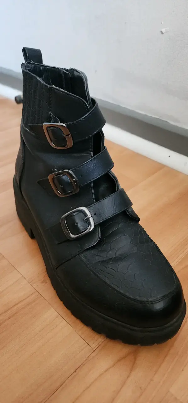 Botas negras con hebillas - 2
