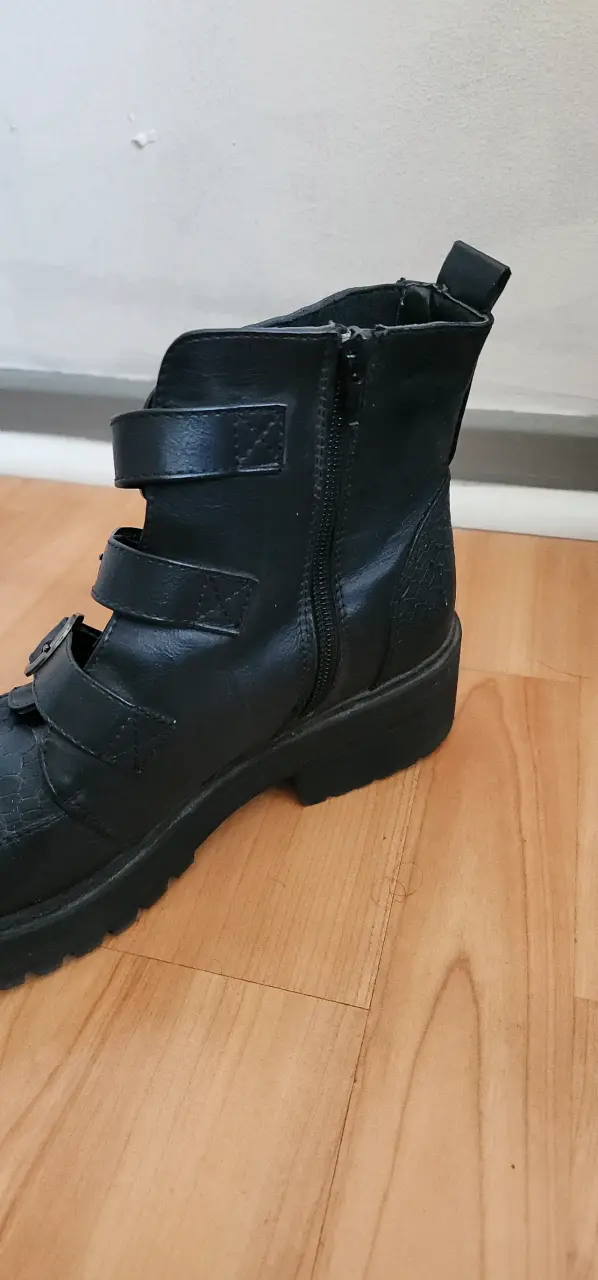 Botas negras con hebillas - 3