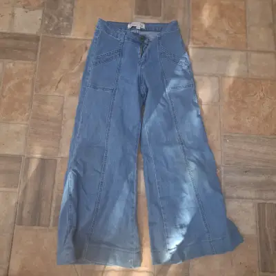 Pantalones de mezclilla anchos pata elefante - miniatura 1