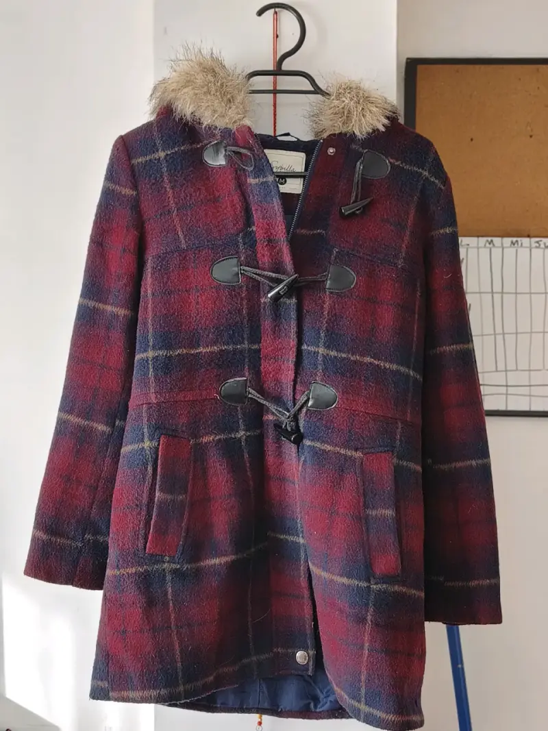 Abrigo de invierno rojo a cuadros