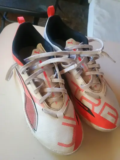 Zapatillas deportivas blancas y rojas - miniatura 1