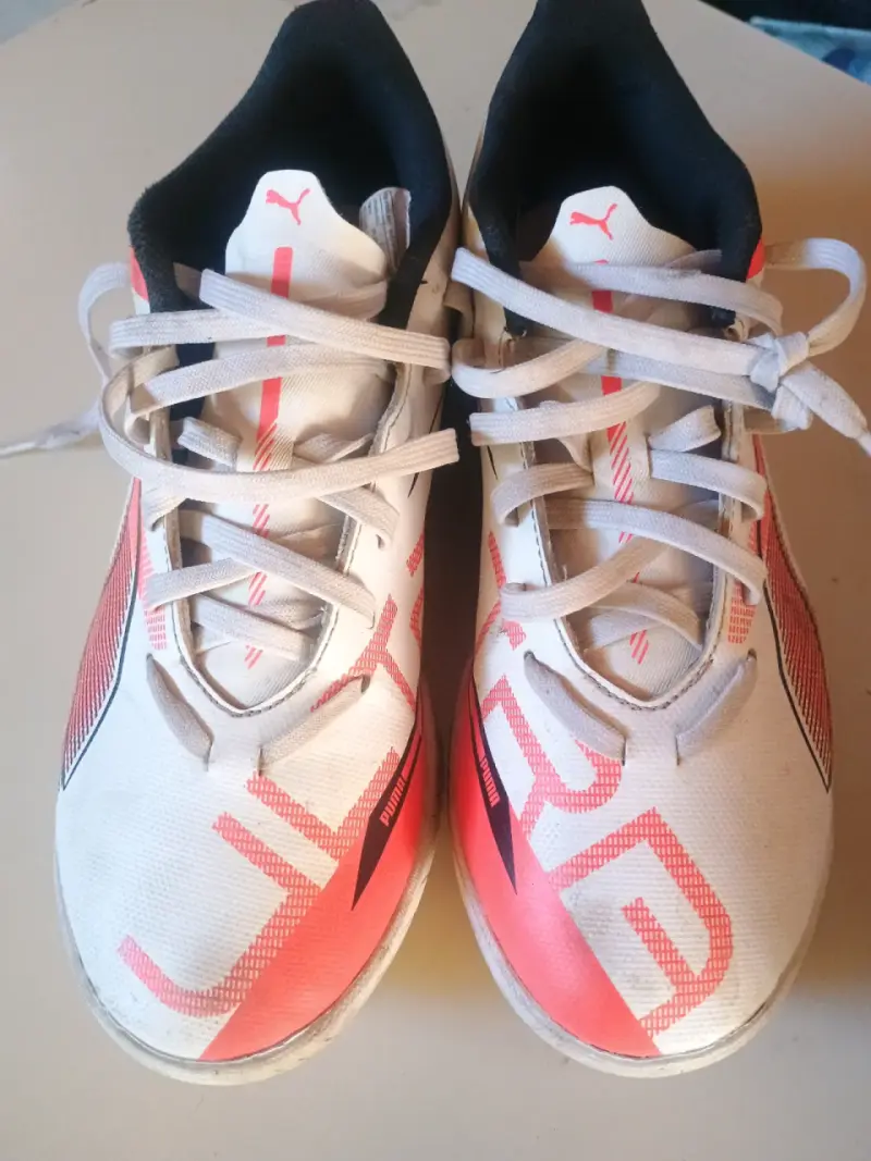Zapatillas deportivas blancas y rojas - 2