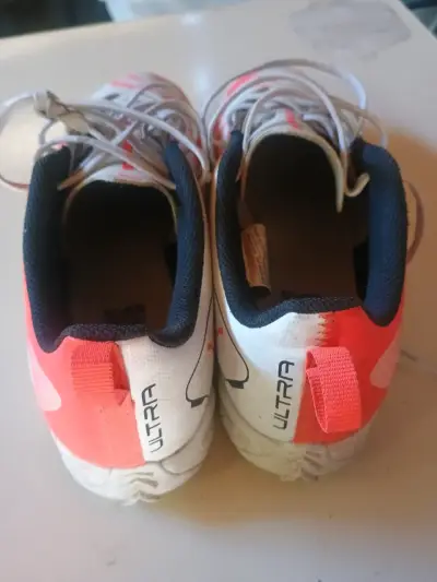 Zapatillas deportivas blancas y rojas - miniatura 3