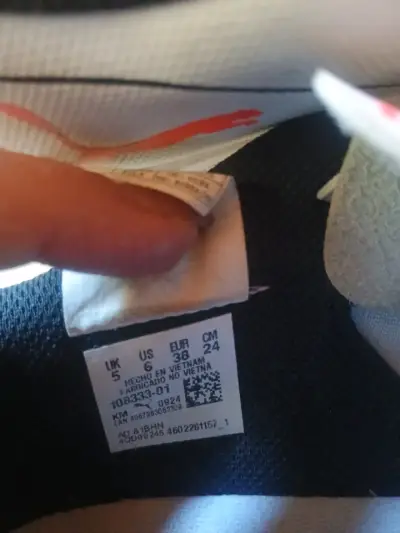 Zapatillas deportivas blancas y rojas - miniatura 5