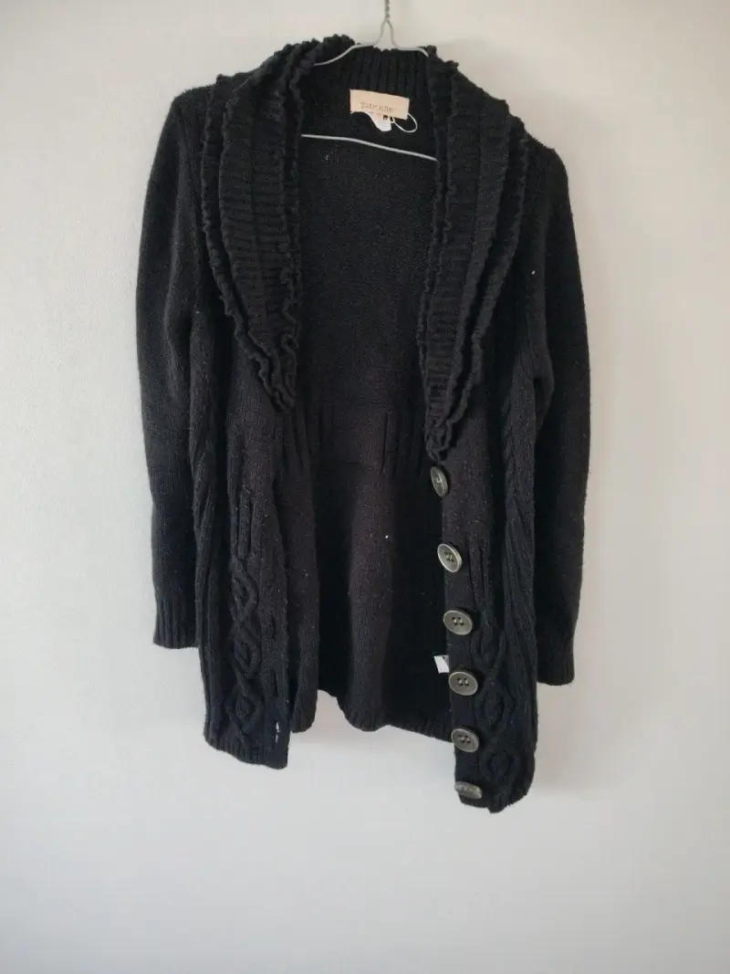 Chaqueta de punto negra con botones