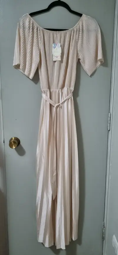 Vestido plisado beige - miniatura 1