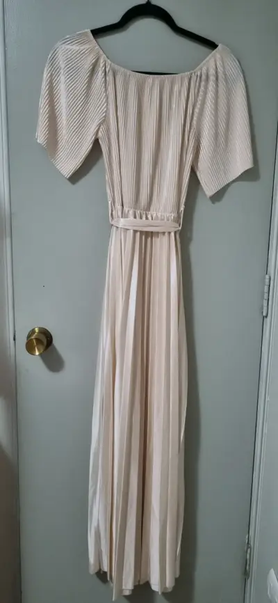 Vestido plisado beige - miniatura 3