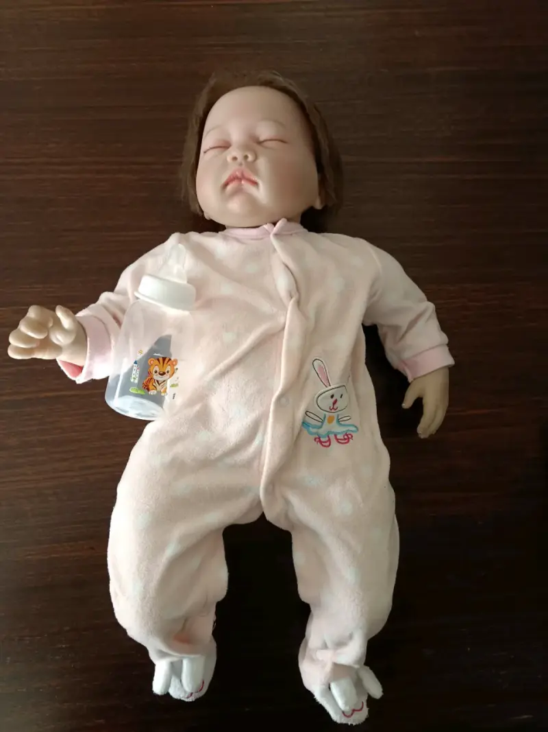 Muñeca bebé realista con pijama - 1