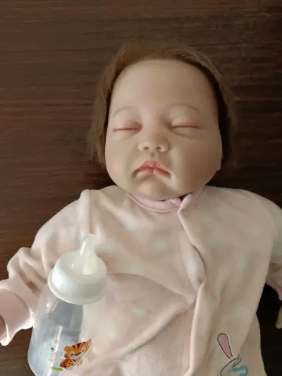 Muñeca bebé realista con pijama - miniatura 3
