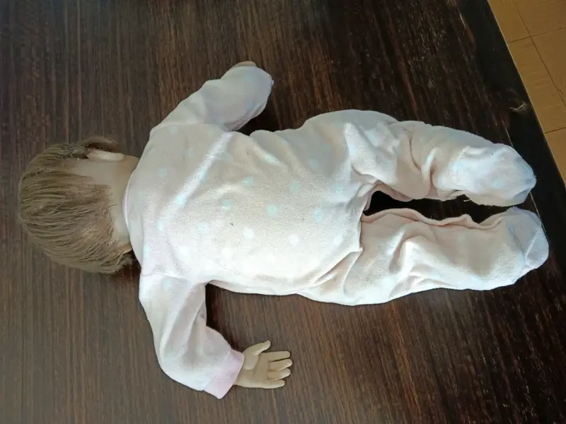 Muñeca bebé realista con pijama - 4