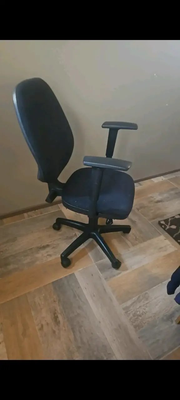 Silla de oficina giratoria negra, usada