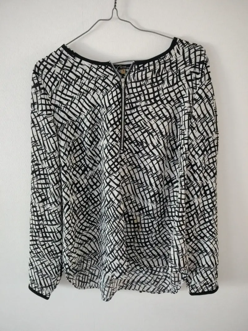 Blusa blanca y negra con estampado