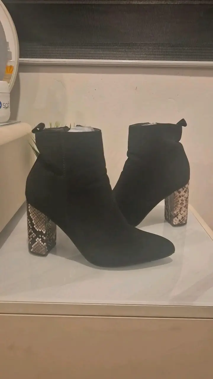 Botines negros con tacón animal print