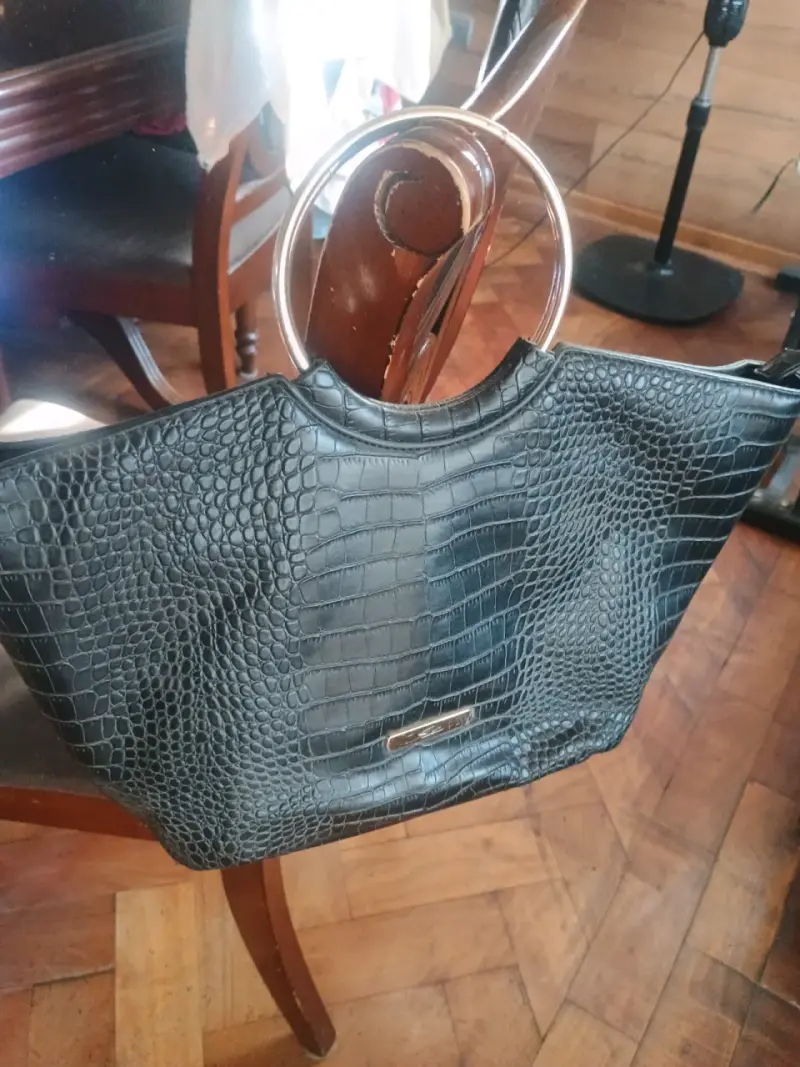 Cartera negra con textura reptil - 1