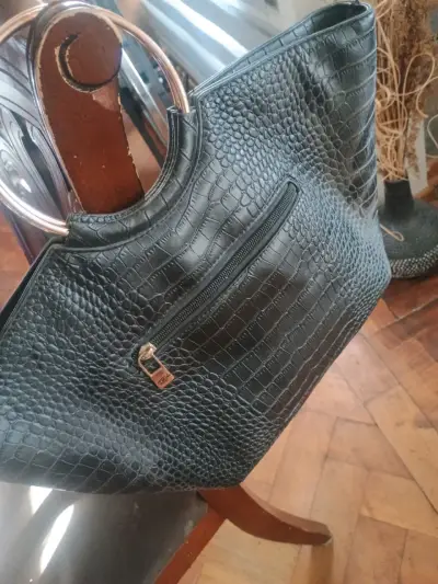 Cartera negra con textura reptil - miniatura 2