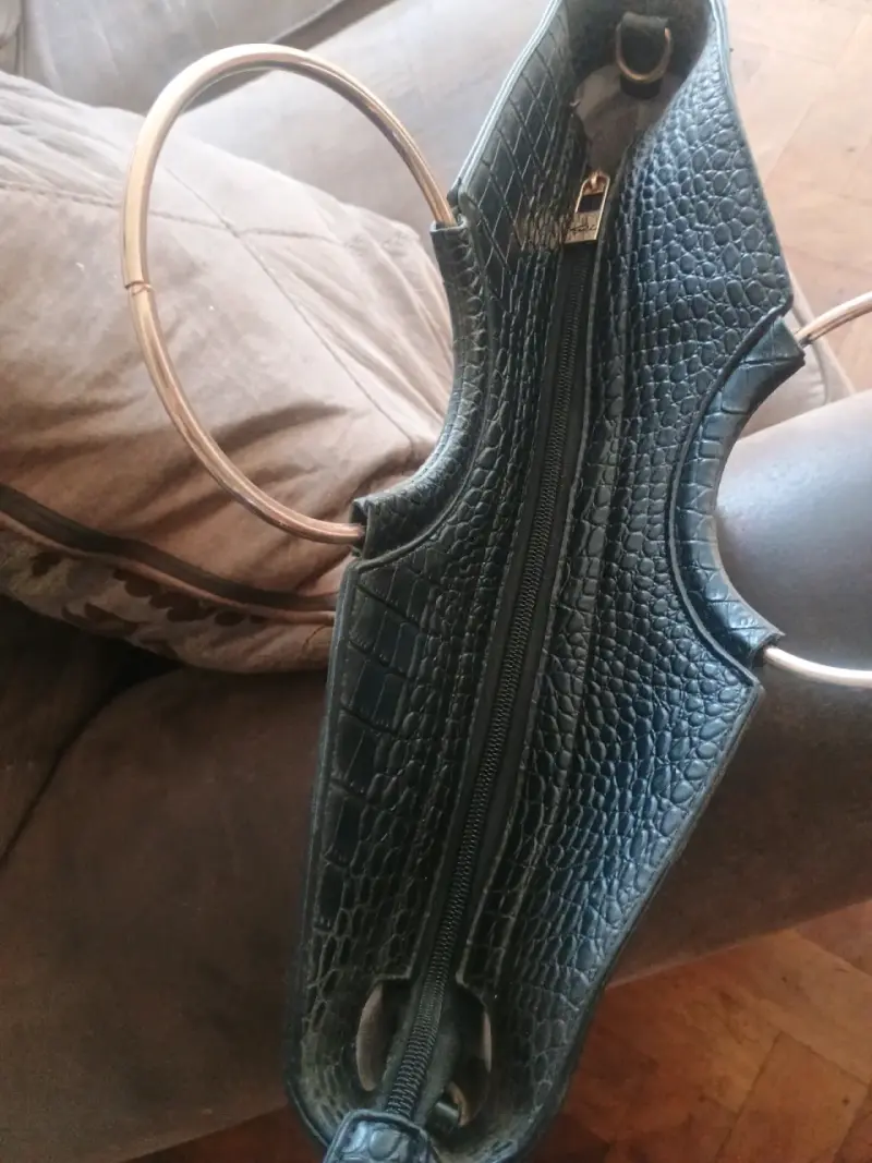 Cartera negra con textura reptil - 3