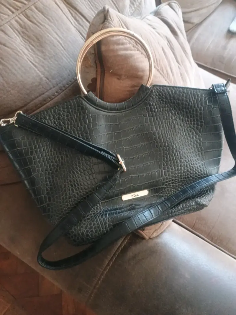 Cartera negra con textura reptil - 4