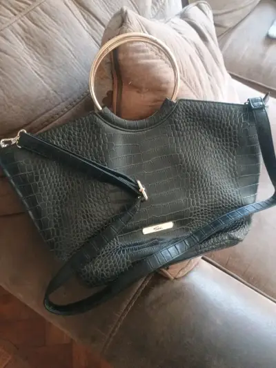 Cartera negra con textura reptil - miniatura 4