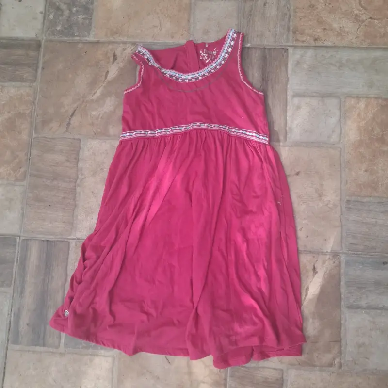 Vestido fucsia con bordado para niña