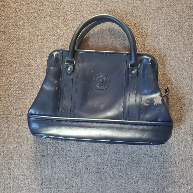 Bolso de cuero azul desgastado