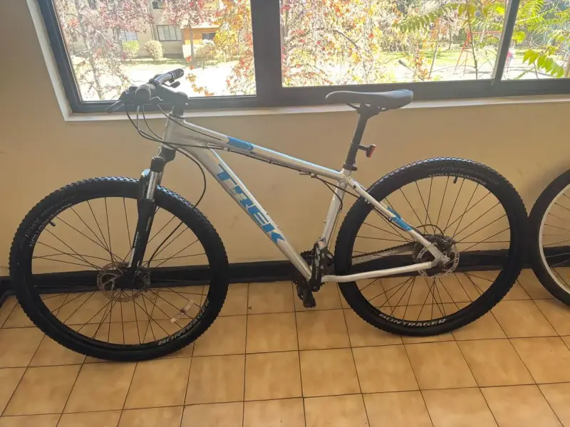 Bicicleta Trek blanca y Bianchi