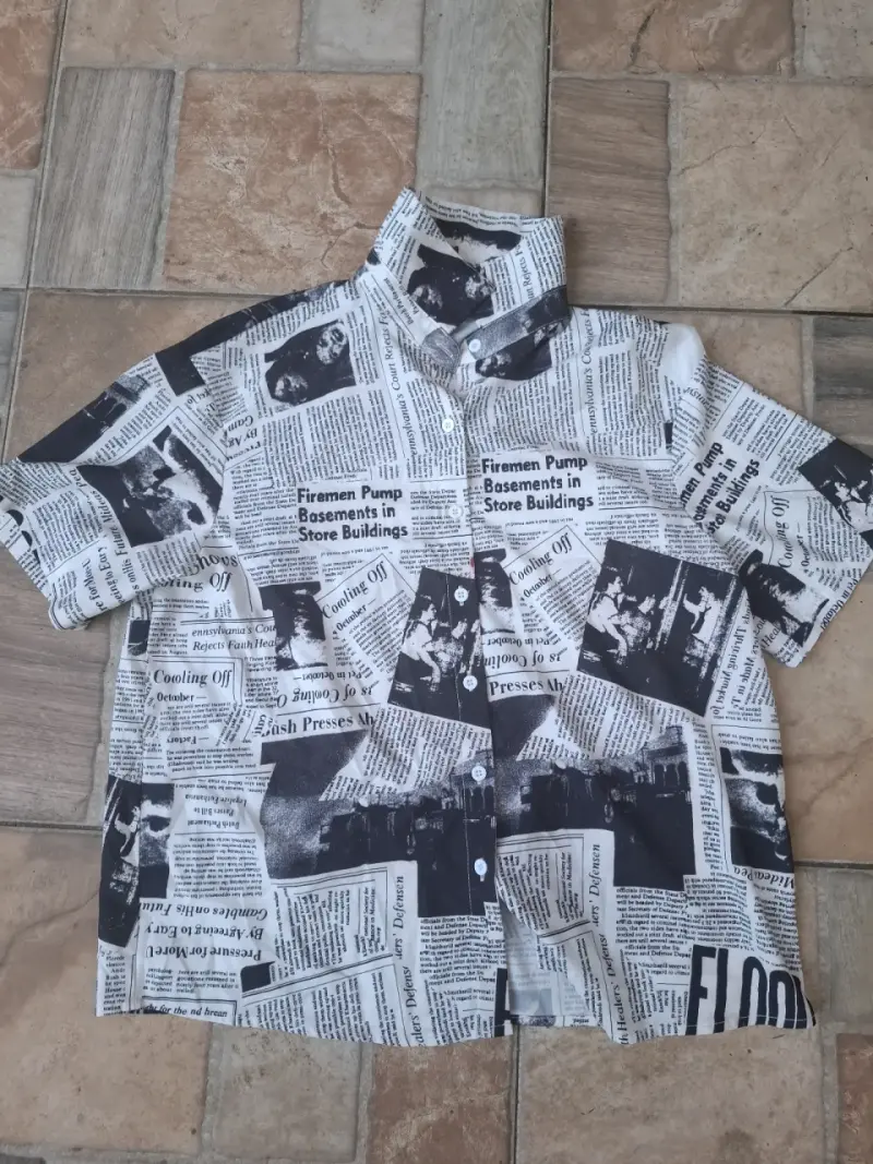 Camisa estampada estilo periódico