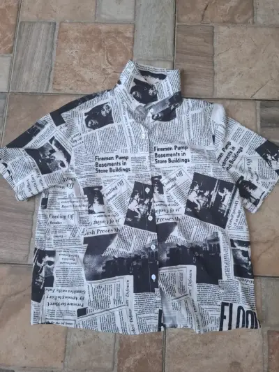Camisa estampada estilo periódico - miniatura 1