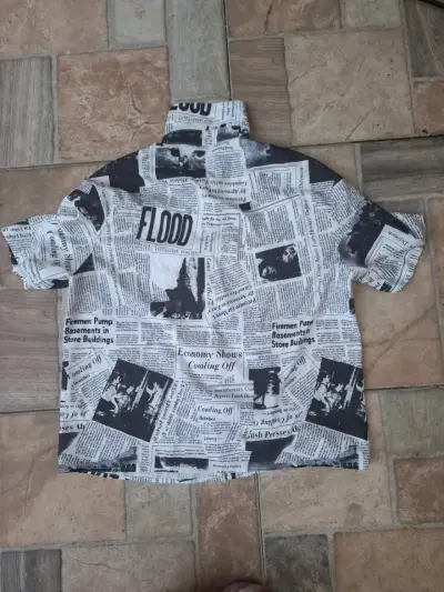 Camisa estampada estilo periódico - miniatura 3