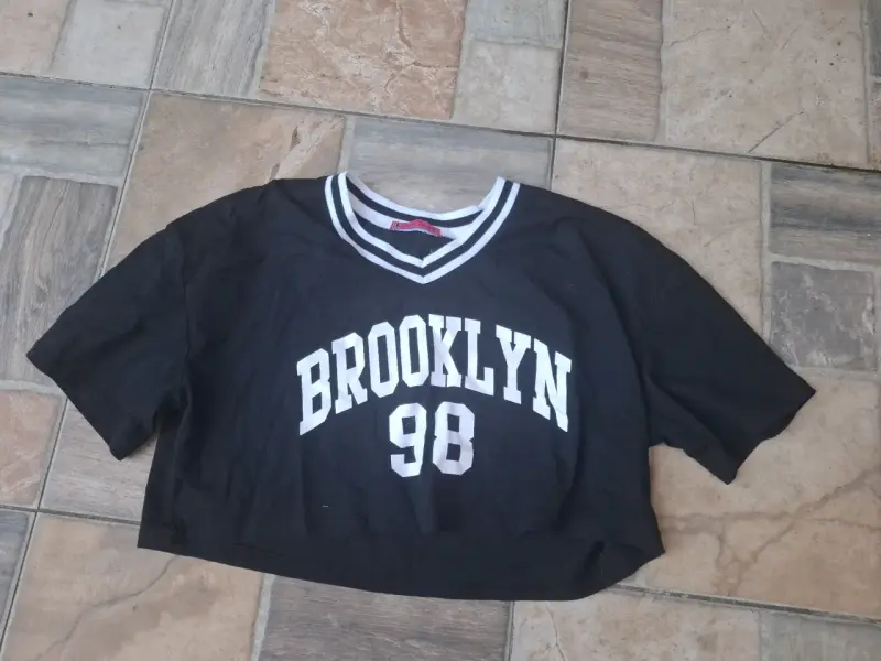 Polera corta negra 'Brooklyn 98'