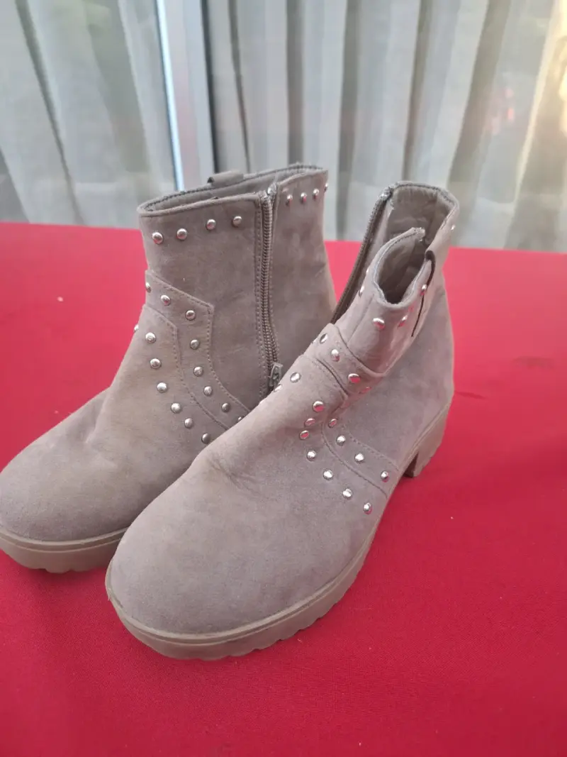 Botines beige con tachas niña