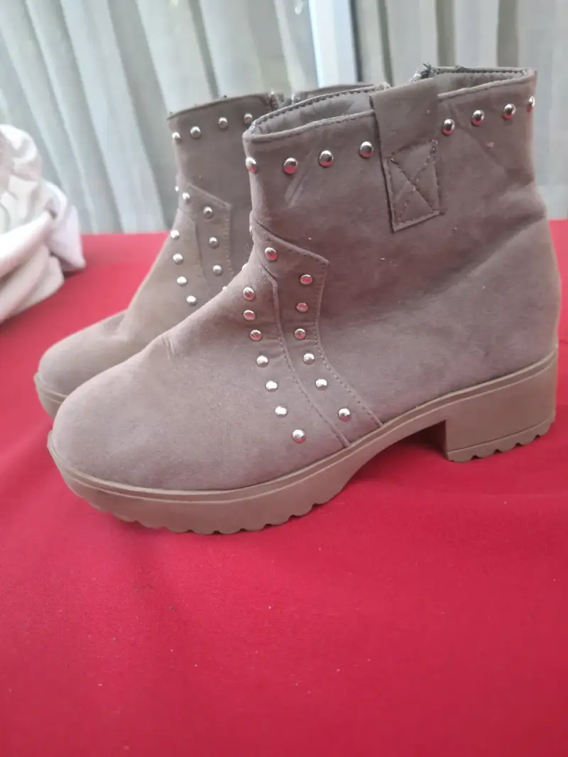 Botines beige con tachas niña - 2
