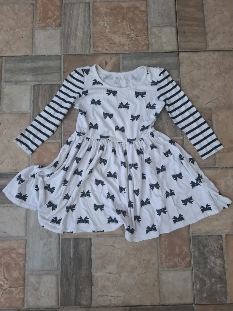 Vestido blanco con lazos negros niña