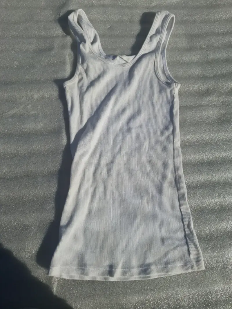 Polera blanca sin mangas