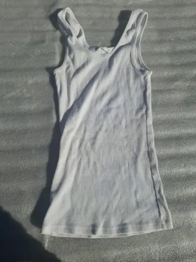 Polera blanca sin mangas - miniatura 1