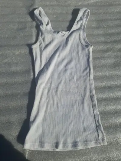 Polera blanca sin mangas - miniatura 2