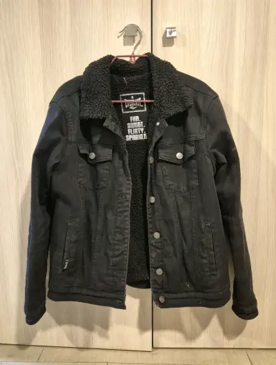 Chaqueta negra con forro polar - miniatura 1