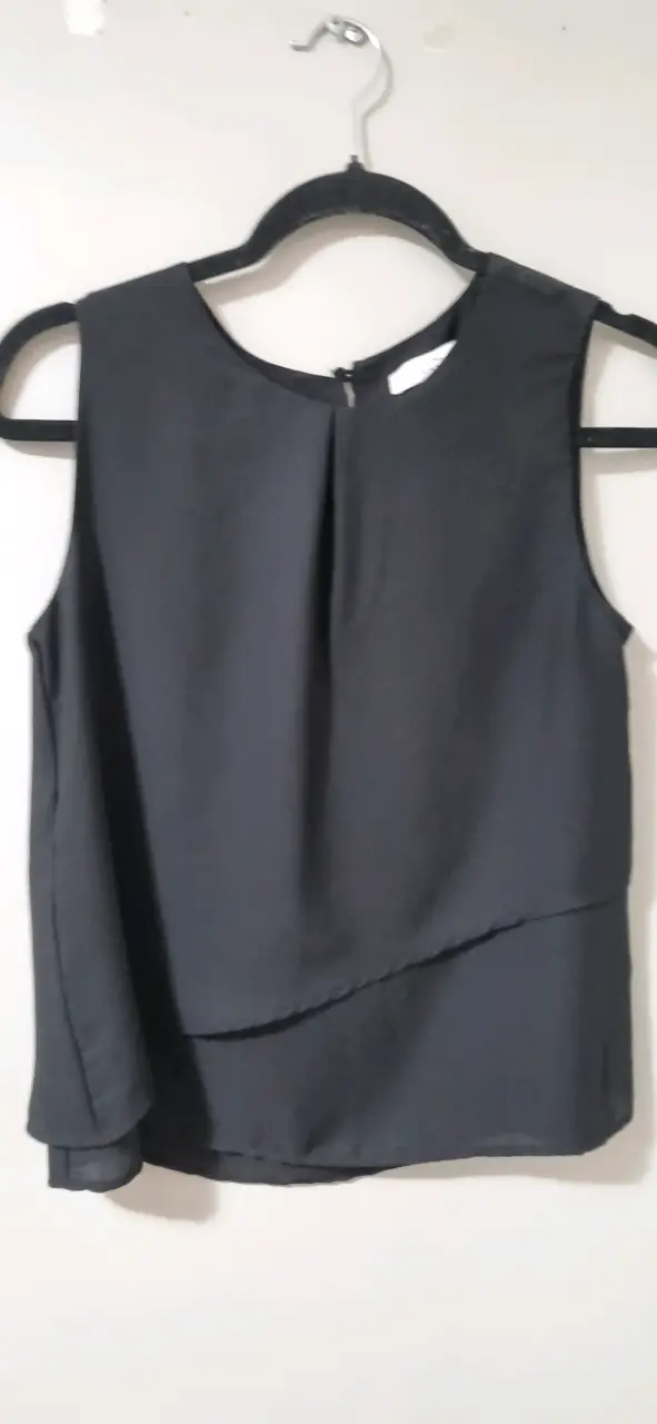 Blusa negra sin mangas - 1